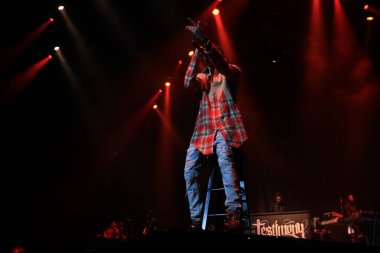 R & B Şarkıcısı Usher 12 Aralık 2015 'te Orlando Florida' daki Amway Center 'da sahne alacak..  