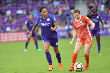 Orlando Pride, 22 Nisan 2018 'de Florida, Orlando' daki Exploria Stadyumu 'nda Houston Dash' e ev sahipliği yaptı..  
