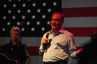 Şarkıcı Jon Bon Jovi, 5 Kasım 2016 'da St. Petersburg Florida' da Devlet Street Theater in Support of HIllary Clinton 'ın Başkan İhalesi' nde sahne alıyor.