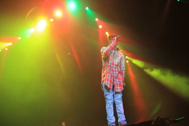 R & B Şarkıcısı Usher 12 Aralık 2014 'te Orlando Florida' daki Amway Center 'da sahne alacak..  