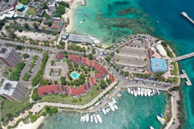 Bir yaz günü Ochos Rios Jamaika 'daki plajların güzel manzarası