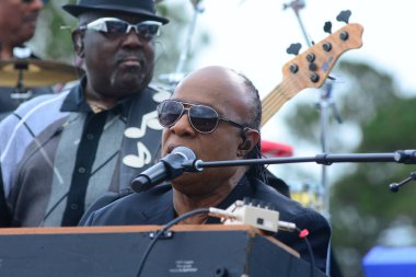 Stevie Wonder, Başkan Barack Obama 'nın 6 Kasım 2016' da Kissimmee Florida 'da başkanlık adaylığını destekleyen mitinginde performans sergiliyor..