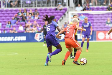 Orlando Pride, 22 Nisan 2018 'de Florida, Orlando' daki Exploria Stadyumu 'nda Houston Dash' e ev sahipliği yaptı.. 