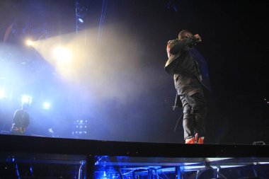 R & B Şarkıcısı Usher 12 Aralık 2014 'te Orlando Florida' daki Amway Center 'da sahne alacak..  