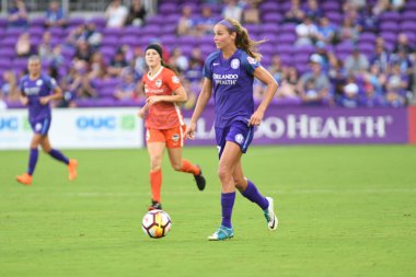 Orlando Pride, 22 Nisan 2018 'de Florida, Orlando' daki Exploria Stadyumu 'nda Houston Dash' e ev sahipliği yaptı..  