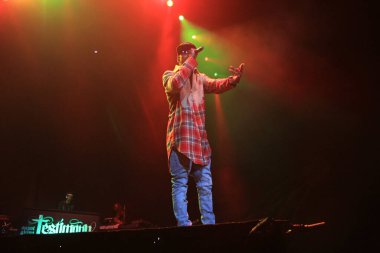 R & B Şarkıcısı Usher 12 Aralık 2014 'te Orlando Florida' daki Amway Center 'da sahne alacak..  