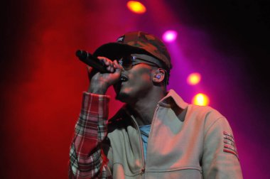 R & B Şarkıcısı Usher 12 Aralık 2014 'te Orlando Florida' daki Amway Center 'da sahne alacak..  