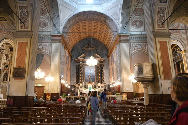 Fransa 'da küçük bir kilisenin içinde.