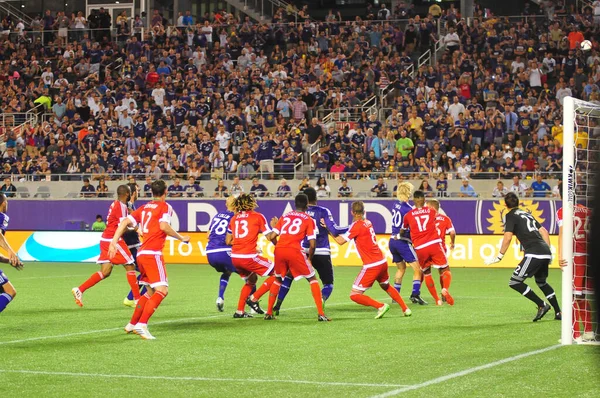 Orlando City SC, 8 Mayıs 2015 'te Florida' daki Kamp Dünyası Stadyumu 'nda Los Angeles Galaksisi' ne ev sahipliği yaptı.. 