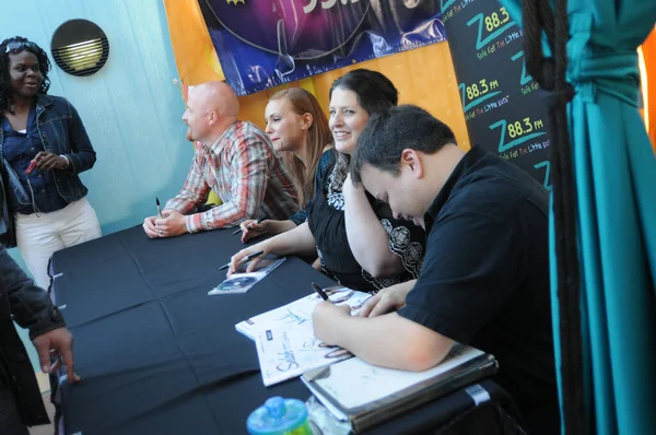 8 Nisan 2012 'de Orlando Florida' da yıllık Deniz Dünyasının Paskalya Gündoğumu Servisi.  