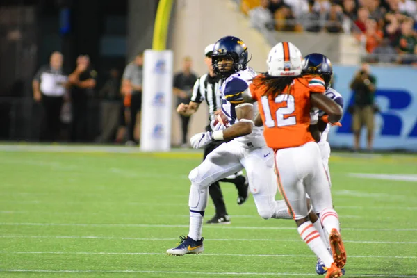 Západní Virginia Mountaineers Čelí Miami Hurricanes Během 71St Russell Bowl — Stock fotografie