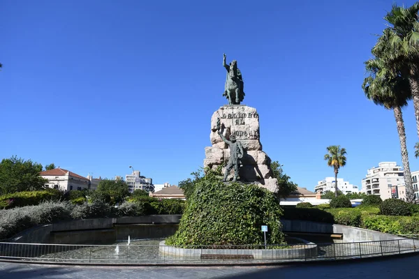 Vista Monumento Com Uma Fonte Cidade — Fotografia de Stock