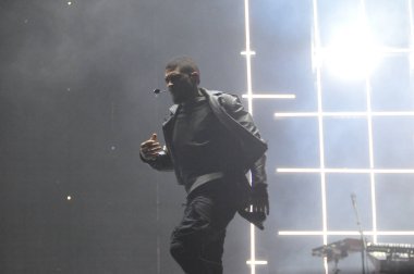 R & B Şarkıcısı Usher 12 Aralık 2014 'te Orlando Florida' daki Amway Center 'da sahne alacak..  