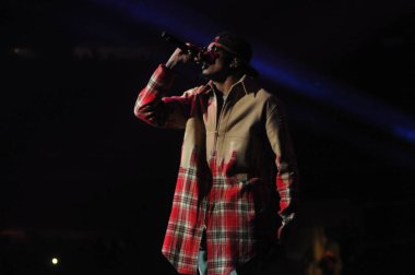 R & B Şarkıcısı Usher 12 Aralık 2015 'te Orlando Florida' daki Amway Center 'da sahne alacak..