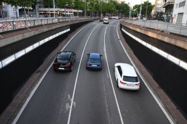 Az trafiği olan otoyol manzarası 