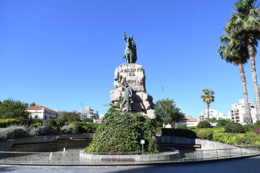 Kasabada çeşmeli bir anıt manzarası