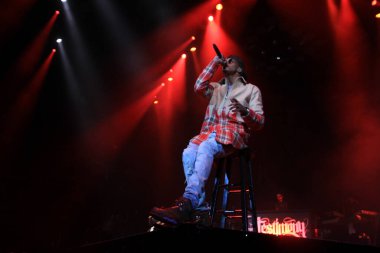 R & B Şarkıcısı Usher 12 Aralık 2015 'te Orlando Florida' daki Amway Center 'da sahne alacak..  