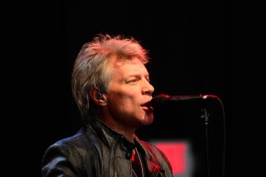 Şarkıcı Jon Bon Jovi, 5 Kasım 2016 'da St. Petersburg Florida' da Devlet Street Theater in Support of HIllary Clinton 'ın Başkan İhalesi' nde sahne alıyor.