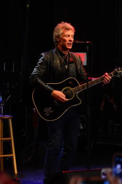 Şarkıcı Jon Bon Jovi, 5 Kasım 2016 'da St. Petersburg Florida' da Devlet Street Theater in Support of HIllary Clinton 'ın Başkan İhalesi' nde sahne alıyor.