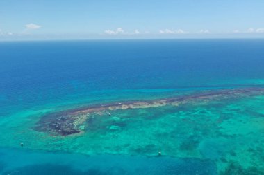 Bir yaz günü Ocho Rios Jamaika 'daki güzel plaj manzarası.