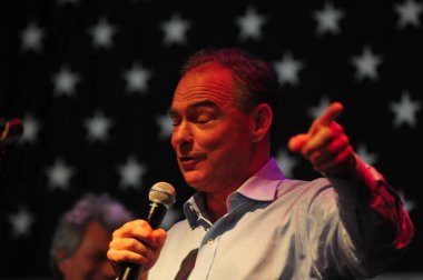 Şarkıcı Jon Bon Jovi, 5 Kasım 2016 'da St. Petersburg Florida' da Devlet Street Theater in Support of HIllary Clinton 'ın Başkan İhalesi' nde sahne alıyor.