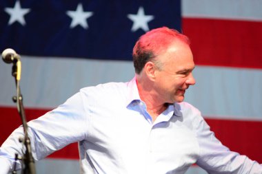 Şarkıcı Jon Bon Jovi, 5 Kasım 2016 'da St. Petersburg Florida' da Devlet Street Theater in Support of HIllary Clinton 'ın Başkan İhalesi' nde sahne alıyor.