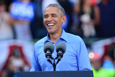 Başkan Barack Obama, Florida Kissimmee 'deki Osceola Heritage Park Stadyumu' nda düzenlenen kampanya mitinginde Demokrat başkan adayı Hillary Clinton 'a seslendi..  
