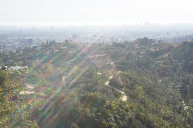 Los Angeles tepelerinin manzarası, tepeler ve şehirler arasındaki yollar.