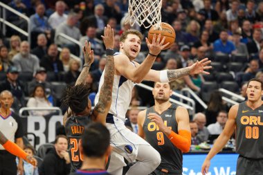 Dallas Mavericks oyuncusu Luka Doncic # 77, 21 Şubat 2020 tarihinde Orlando Florida 'daki Amway Center' da oynanan maçta turnikeye çıktı..  