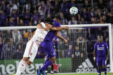 Orlando City SC oyuncusu Tesho Akindele # 13 ve Real Salt Lake oyuncusu Marcelo Silva 29 Şubat 2020 tarihinde Exploria Stadyumu 'nda maç yaptılar..  