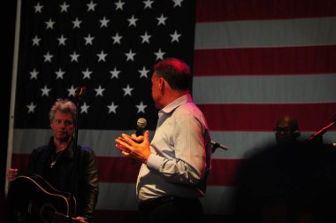 Şarkıcı Jon Bon Jovi, 5 Kasım 2016 'da St. Petersburg Florida' da Devlet Street Theater in Support of HIllary Clinton 'ın Başkan İhalesi' nde sahne alıyor.