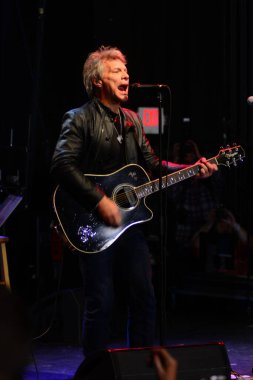 Şarkıcı Jon Bon Jovi, 5 Kasım 2016 'da St. Petersburg Florida' da Devlet Street Theater in Support of HIllary Clinton 'ın Başkan İhalesi' nde sahne alıyor.