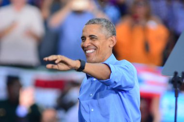 Başkan Barack Obama, Florida Kissimmee 'deki Osceola Heritage Park Stadyumu' nda düzenlenen kampanya mitinginde Demokrat başkan adayı Hillary Clinton 'a seslendi..  