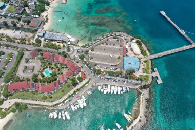 Bir yaz günü Ochos Rios Jamaika 'daki plajların güzel manzarası