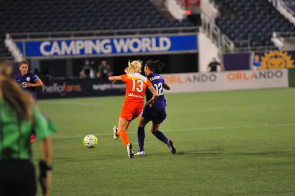 Orlando Pride sunucusu Houston Dash 23 Haziran 2016 'da Orlando Florida' daki Dünya Kampı Stadyumu 'nda..