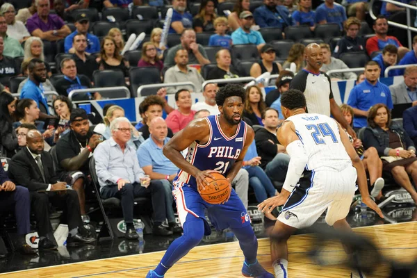 Orlando Magic 13 Ekim 2019 'da Florida, Orlando' daki Amway Center 'da Philadelphia 76ers' a ev sahipliği yaptı..