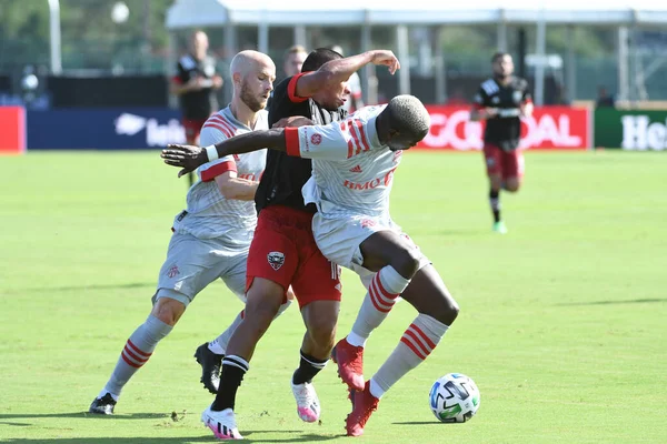 Toronto FC oyuncusu Mavinga, Chris # 23, 13 Temmuz 2020 tarihinde Orlando Florida 'daki ESPN Vahşi Spor Dünyası' nda düzenlenen MLS Geri Turnuvası sırasında topu elinde tutmak için mücadele ediyor.. 