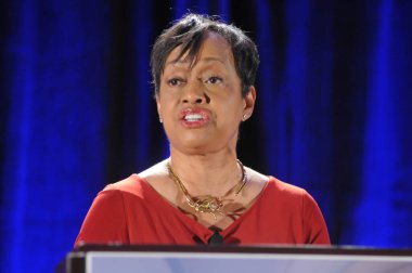 Yargıç Glenda Hatchett 22 Ekim 2014 'te Orlando Florida' daki İnanç Sempozyumu sırasında konuştu.  