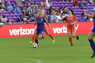 Orlando Pride, 22 Nisan 2018 'de Florida, Orlando' daki Exploria Stadyumu 'nda Houston Dash' e ev sahipliği yaptı..  