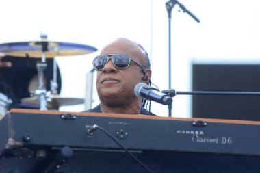 Stevie Wonder, Başkan Barack Obama 'nın 6 Kasım 2016' da Kissimmee Florida 'da başkanlık adaylığını destekleyen mitinginde performans sergiliyor..
