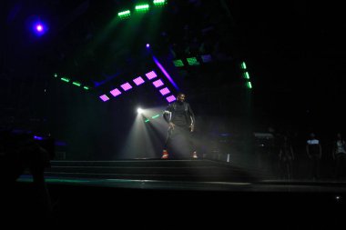 R & B Şarkıcısı Usher 12 Aralık 2014 'te Orlando Florida' daki Amway Center 'da sahne alacak..  