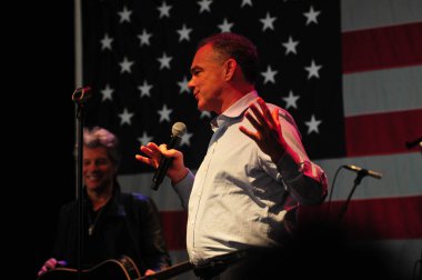 Şarkıcı Jon Bon Jovi, 5 Kasım 2016 'da St. Petersburg Florida' da Devlet Street Theater in Support of HIllary Clinton 'ın Başkan İhalesi' nde sahne alıyor.