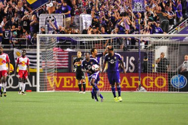 Orlando City SC, 6 Mayıs 2016 'da Orlando Florida' daki Dünya Kampı Stadyumu 'nda New York Red Bulls' a ev sahipliği yaptı..
