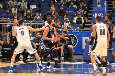 Orlando Magic 10 Ekim 2018 tarihinde Orlando Florda 'daki Amway Center' da Memphis Grizzilies 'e ev sahipliği yaptı.. 