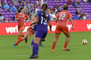 Orlando Pride, 22 Nisan 2018 'de Florida, Orlando' daki Exploria Stadyumu 'nda Houston Dash' e ev sahipliği yaptı..  