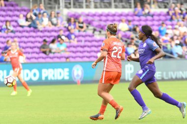 Orlando Pride, 22 Nisan 2018 'de Florida, Orlando' daki Exploria Stadyumu 'nda Houston Dash' e ev sahipliği yaptı.. 