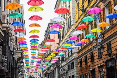 Cenova 'nın güzel şehrinde renkli şemsiyeler