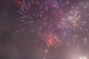 Karanlık gökyüzünde havai fişeklerin görüntüsü