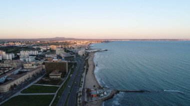 Gün batımında güzel bir şehir manzarası. 