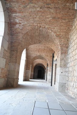 Kemer şeklindeki tuğla girişe bak